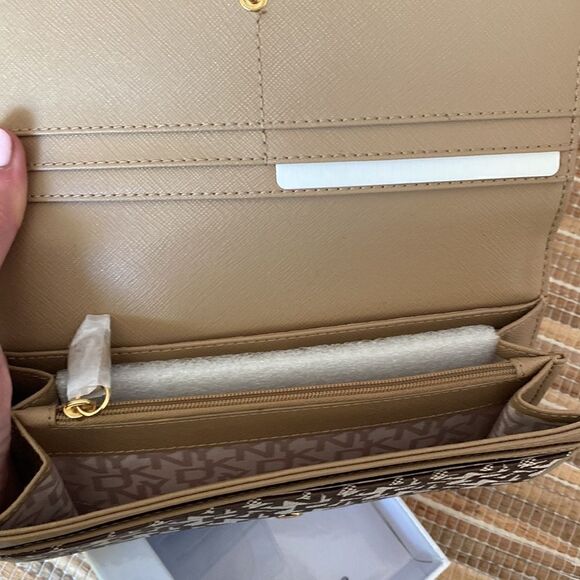 NWT clutch wallet with side zip and snap front closure DKNY brown and tan - Picture 3 of 5